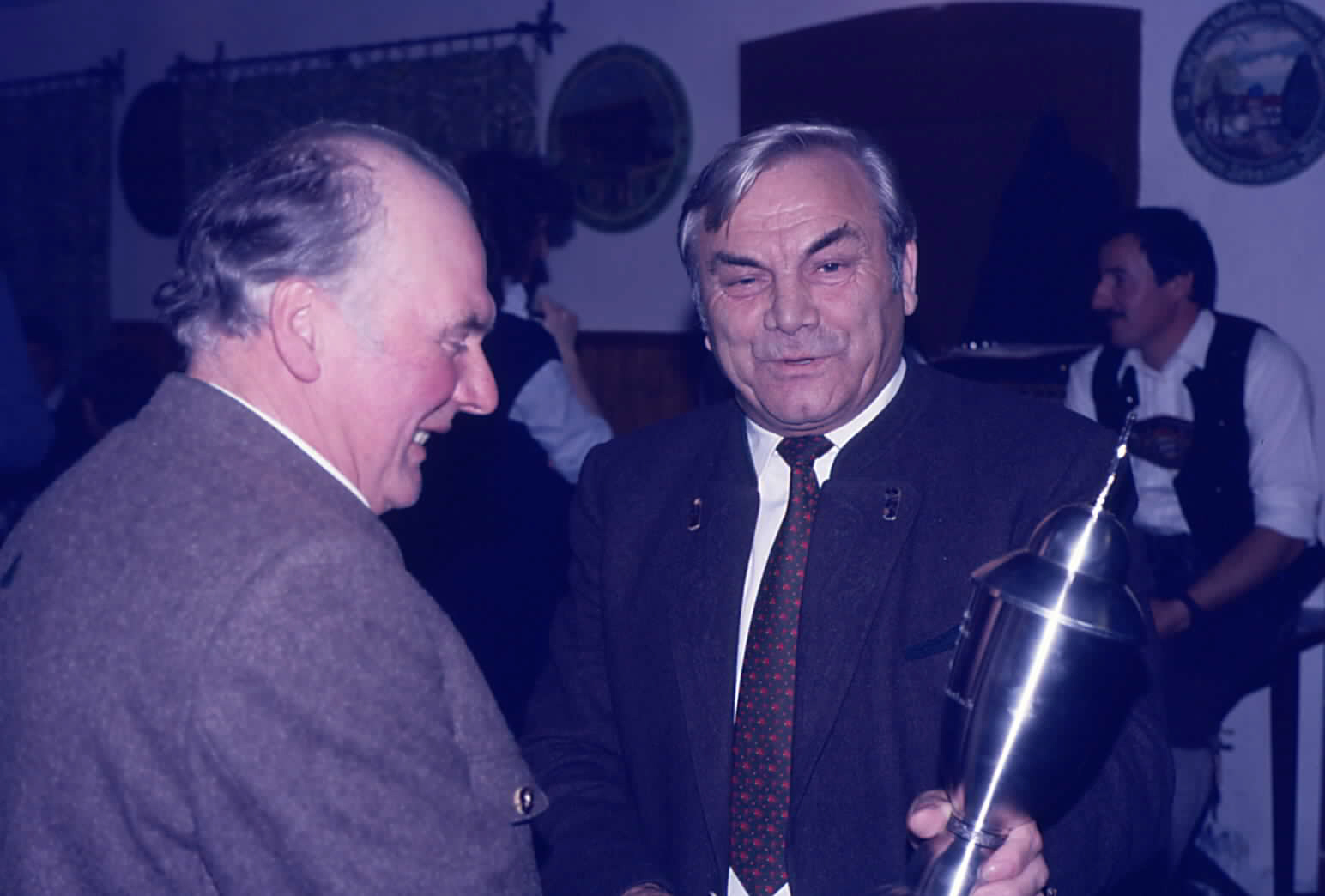 Preisverteilung Gemeindepokal 1985 Bürgermeister Josef Kalkhofer überreicht Siegerpokal an Georg Portenlänger